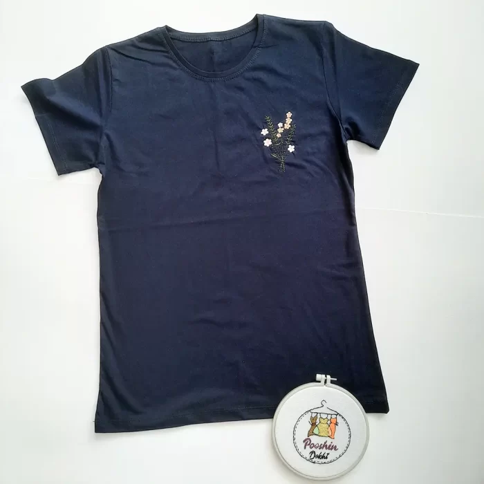 تی‌شرت دسته گل گلدوزی شده سورمه ای