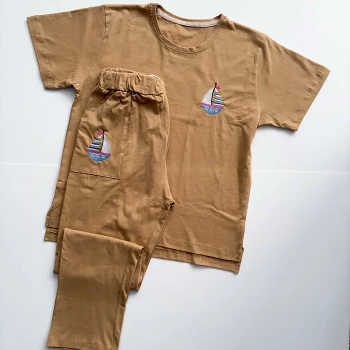 تیشرت شلوار جیبدار گلدوزی قایق خاکی