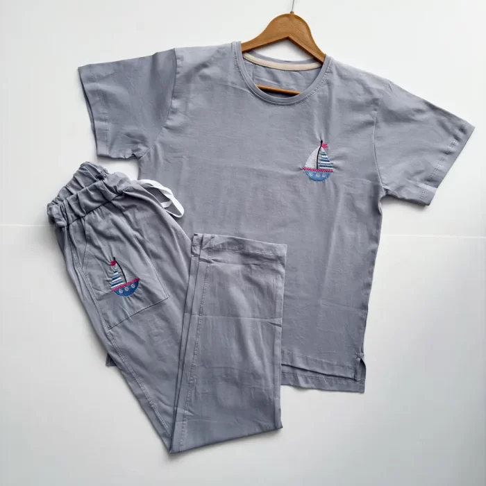 تیشرت شلوار جیبدار گلدوزی قایق طوسی