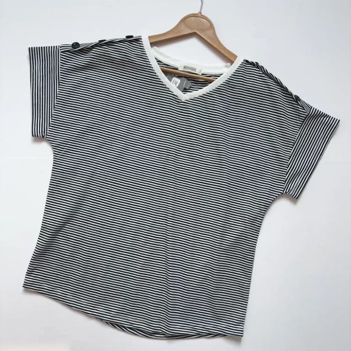 تیشرت راه راه سر شانه دکمه نوک مدادی