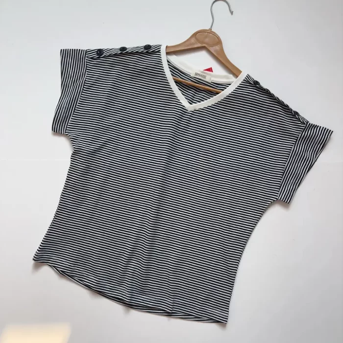 تیشرت راه راه سر شانه دکمه سورمه ای